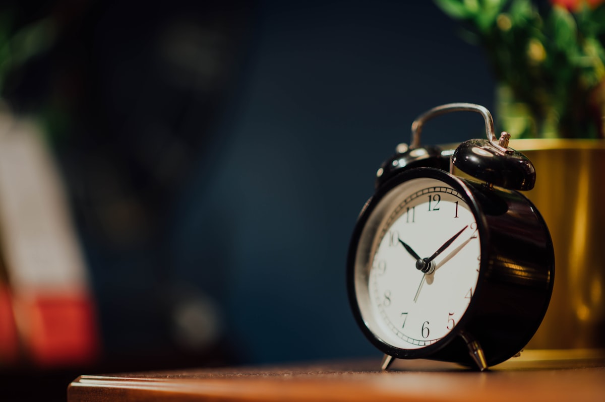 Persona relajándose en un espacio tranquilo al amanecer